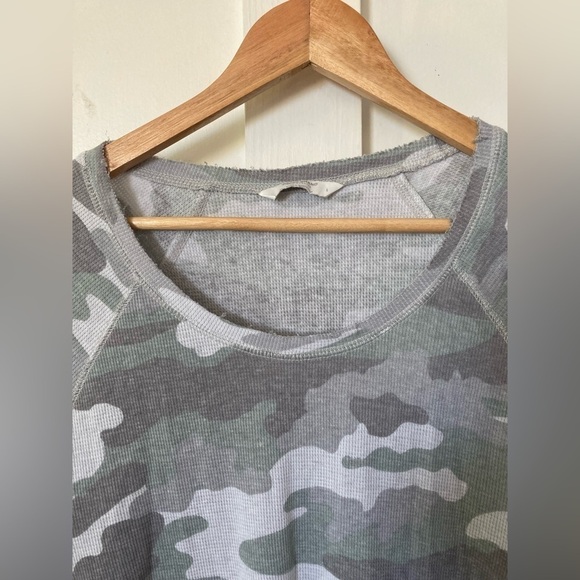 Lucky brand Large camouflage camo waffle knit thermal long sleeve blouse raw hem - Picture 3 of 10